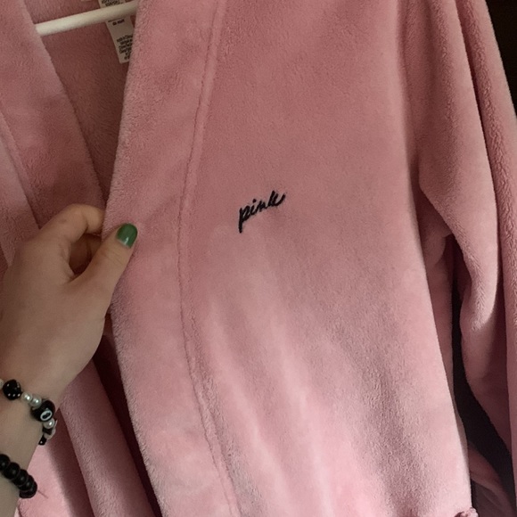 victoria’s secret pink robe - Picture 8 of 8